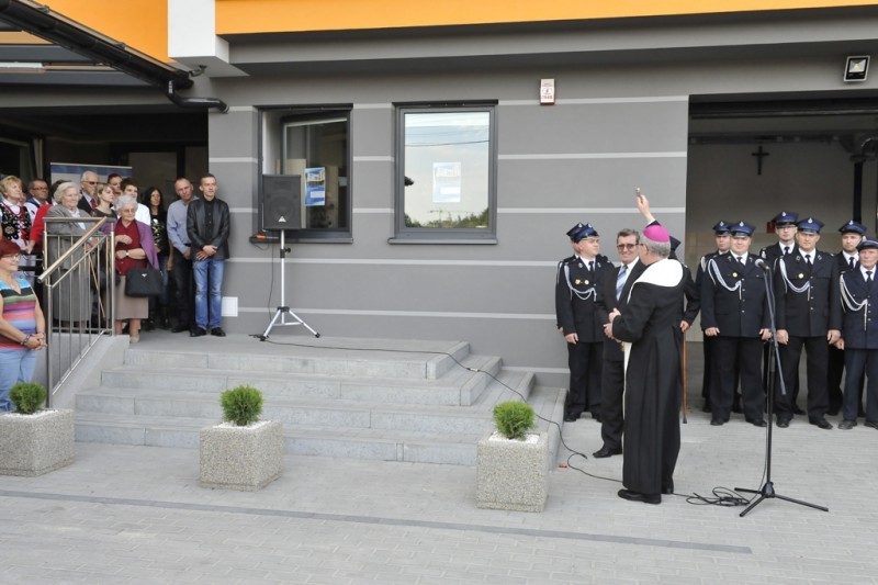 Poświęcenie domu kultury przez Biskupa Rzeszowskiego Jana Wątrobę, fot. Bogdan Szczupaj